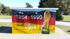 WM-Station am Netto in Lankow mit WM-Pokal den Jahren 1954,1974 und 1990 Hintergrund Deutschlandfahne, Copyright: teml-designs